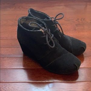 TOMS Desert wedge bootie in black